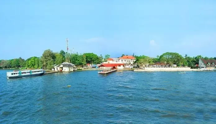 Vaikom Lake Beach in Kottayam