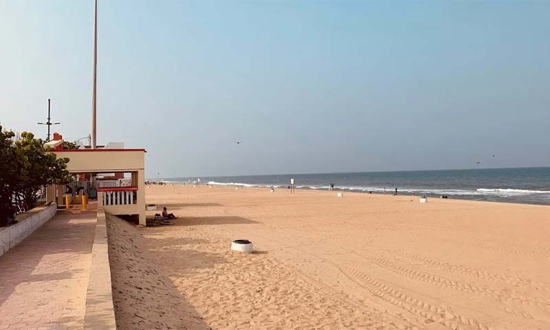 Thiruvanmiyur Beach in Chennai, India by CB